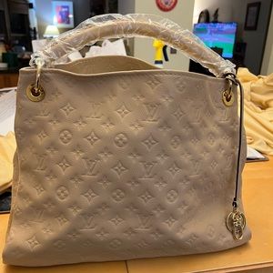 Stunning vintage Louis Vuitton!